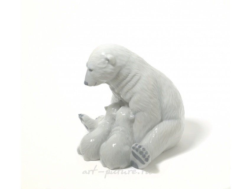 Фарфоровая статуэтка "Белая полярная медведица с двумя медвежатами"  Royal Copenhagen