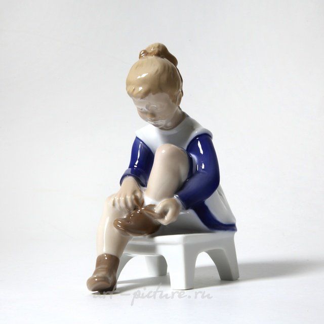 Фарфоровая фигура (статуэтка) Марианна. Девочка завязывает шнурки Bing Grondahl