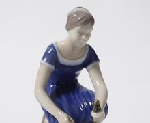 Фарфоровая статуэтка Девушка сажает цветы Bing Grondahl.