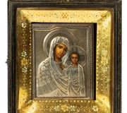 Русская икона святого Пантелеимона с серебряным окладом в технике клоизонне