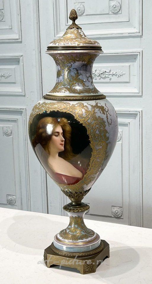 Royal Vienna Porcelain , Vienna Porcelain Urn