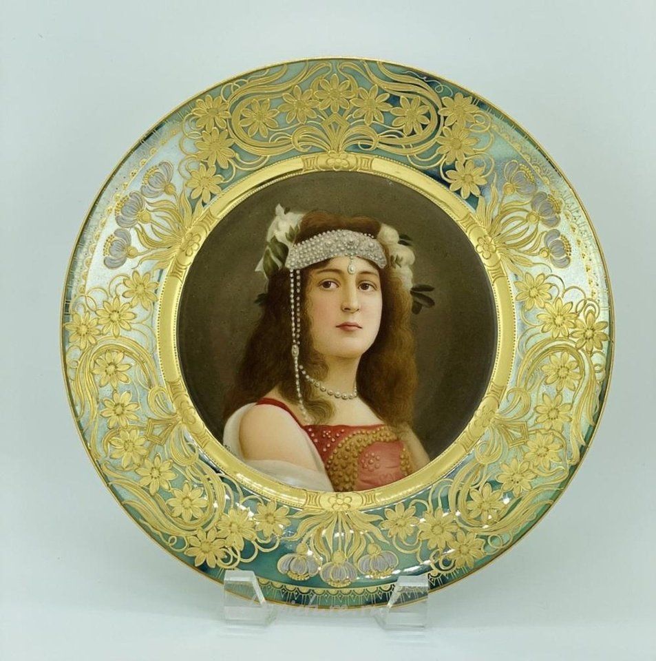 Royal Vienna Porcelain , A GOOD ROYAL VIENNA PORTRAIT PLATE SIGNED WAGNER