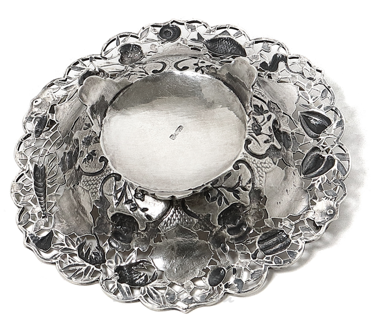 Vase with a swing handle, China, 136 g, 950 silver, height to the edge 3 cm, diameter of the bowl 14 cm, height to the raised handle 10 cm.