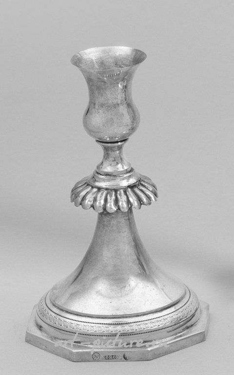 Маленький серебряный свечной подсвечник в стиле бидермейер, сделанный мастером Карлом Фридрихом Короком.