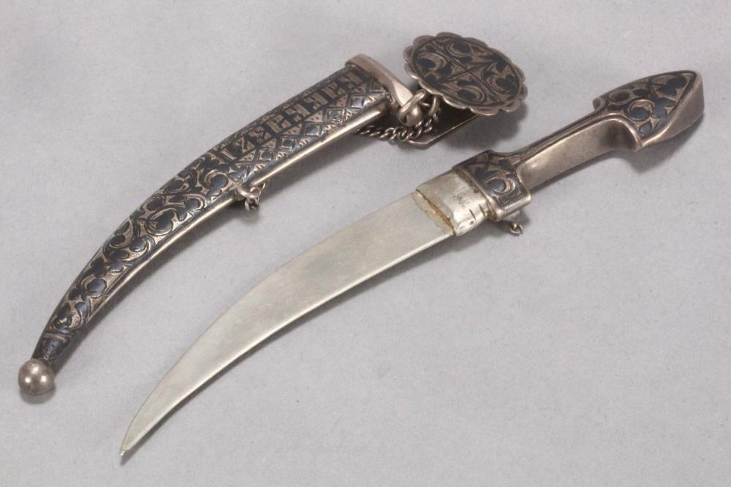 Русское серебро , Серебряная брошь с кавказским кинжалом.