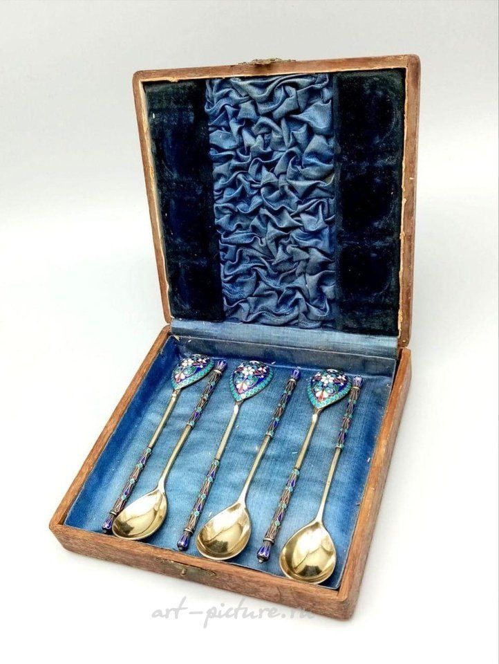 Русское серебро , Шесть серебряных позолоченных русских чайных ложек с эмалью