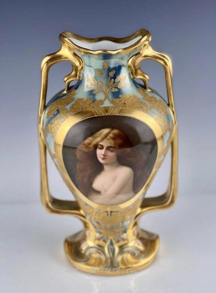 Royal Vienna , Фарфоровая ваза "Royal Vienna" с подписью Вагнера, 1900 год, высота 30 см. Оценка: $1,500-2,000.