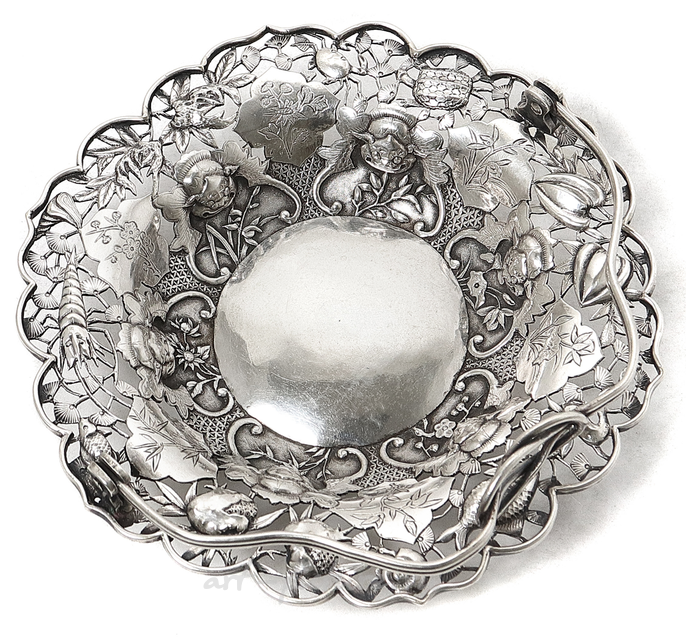 Vase with a swing handle, China, 136 g, 950 silver, height to the edge 3 cm, diameter of the bowl 14 cm, height to the raised handle 10 cm.