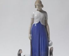 Девушка с гусями. Дания, г. Копенгаген, Bing & Grondahl