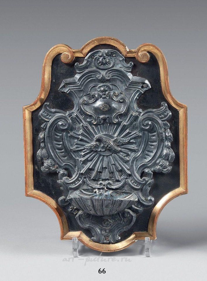 Русское серебро , В форме алькова серебряная подставка с изображением Святого Духа