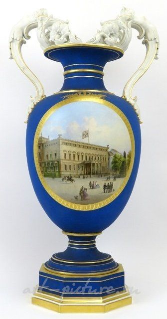 ВАЗА НА ОКТАГОНАЛЬНОМ ЦОКОЛЕ С РУЧКАМИ ИЗ БИСКВИТА. KPM БЕРЛИН. 1875 Г.