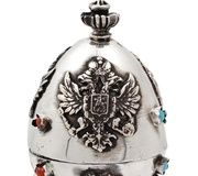 Русская серебряная яйцевидная коробка с драгоценными камнями и фигурками