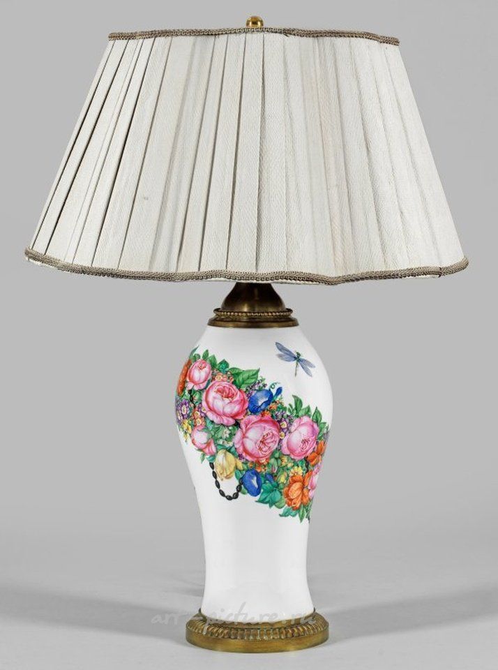 Table lamp with floral decoration