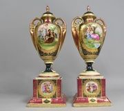 Королевские вазы Ройал Вена с классической декорацией на пьедесталах