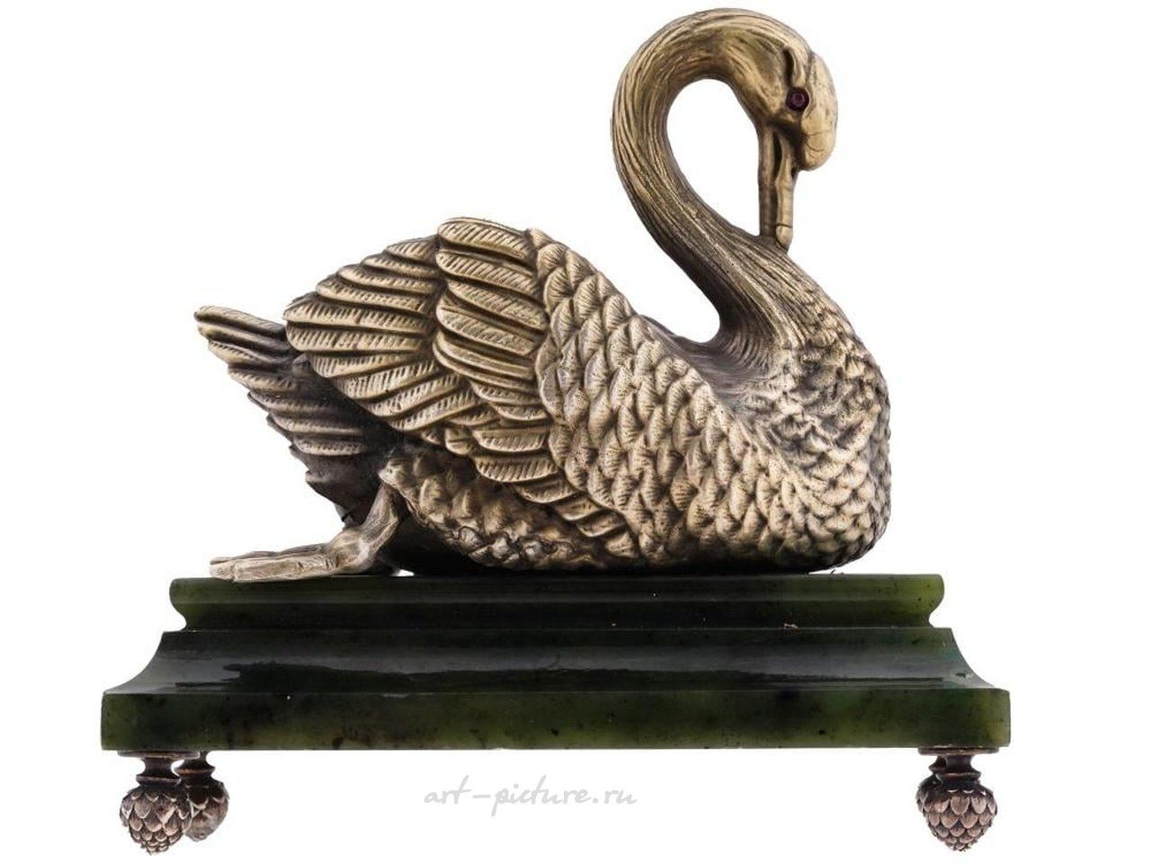 Русское серебро , Русская серебряная фигурка лебедя, позолоченная и украшенная выгравированными детальными узорами.