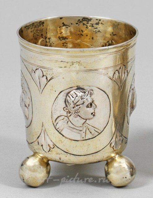 Маленькая кубковая чаша в стиле барокко с ножкой из серебра и позолотой