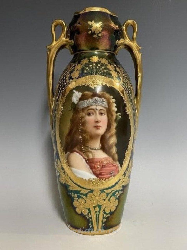 Royal Vienna , Фарфоровая ваза без повреждений или трещин, около 1900 года.
