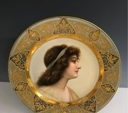 Фарфоровая тарелка "Королевский Вена" 19 века: диаметр 9,5 дюйма, хорошее состояние, цена 1 200-1 500 долларов.