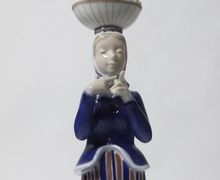 Женщина с корзиной яиц на голове. Дания, г. Копенгаген, Royal Copenhagen