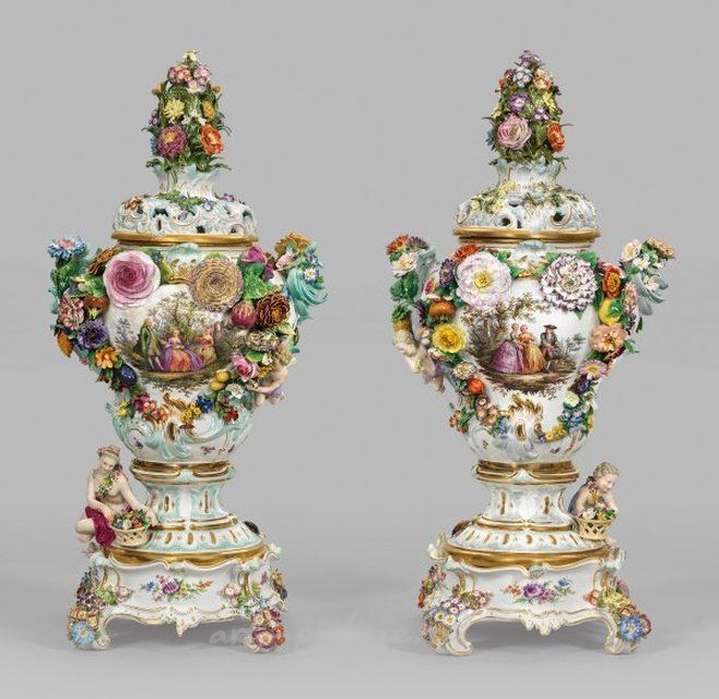 Великолепные монументальные вазы Майссен с сценами Ватто и цветочными украшениями