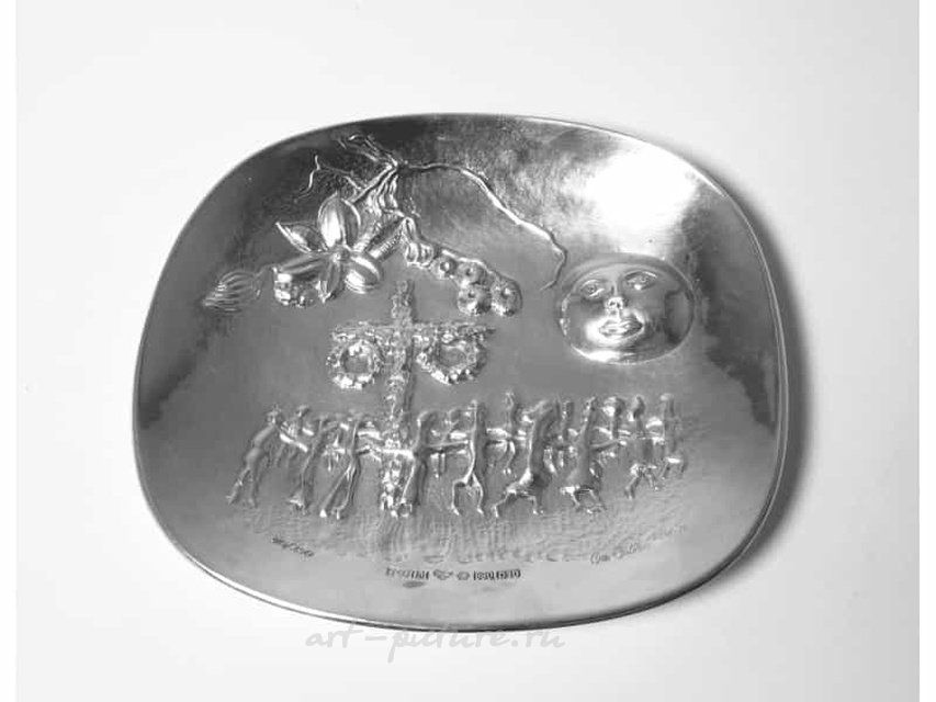 Авторская серебряная вазочка из лимитированной серии с 107-ым порядковым номером из 350 экземпляров. Автор Olle Ohlsson, Швеция, 1978 год. Размеры: 16,5 х 14,5 см. Вес - 252 грамма серебра 830 пробы.