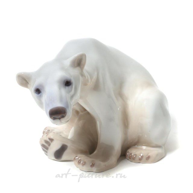 Sitting polar white bear. Denmark, Copenhagen, Bing & Grondahl. 1915.