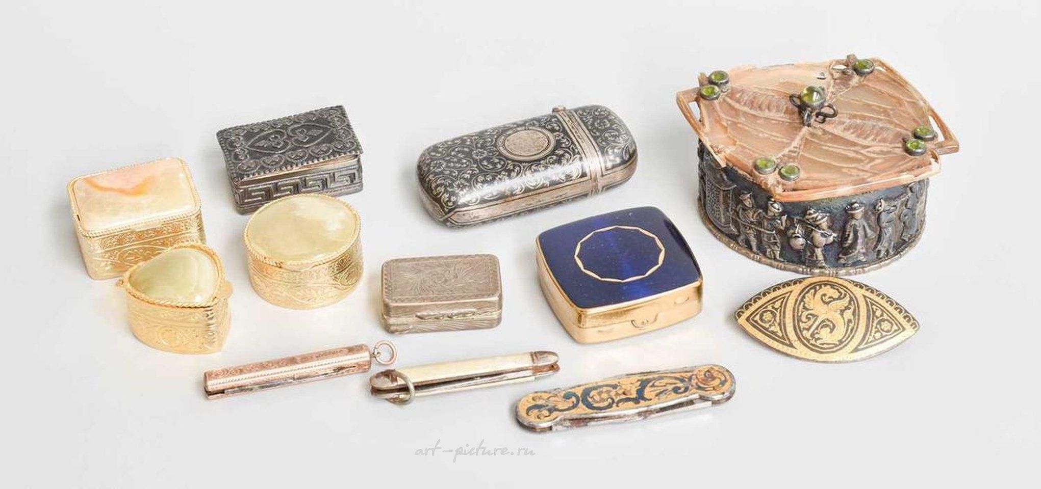 Русское серебро , Коллекция разнообразных серебряных и позолоченных металлических коробок