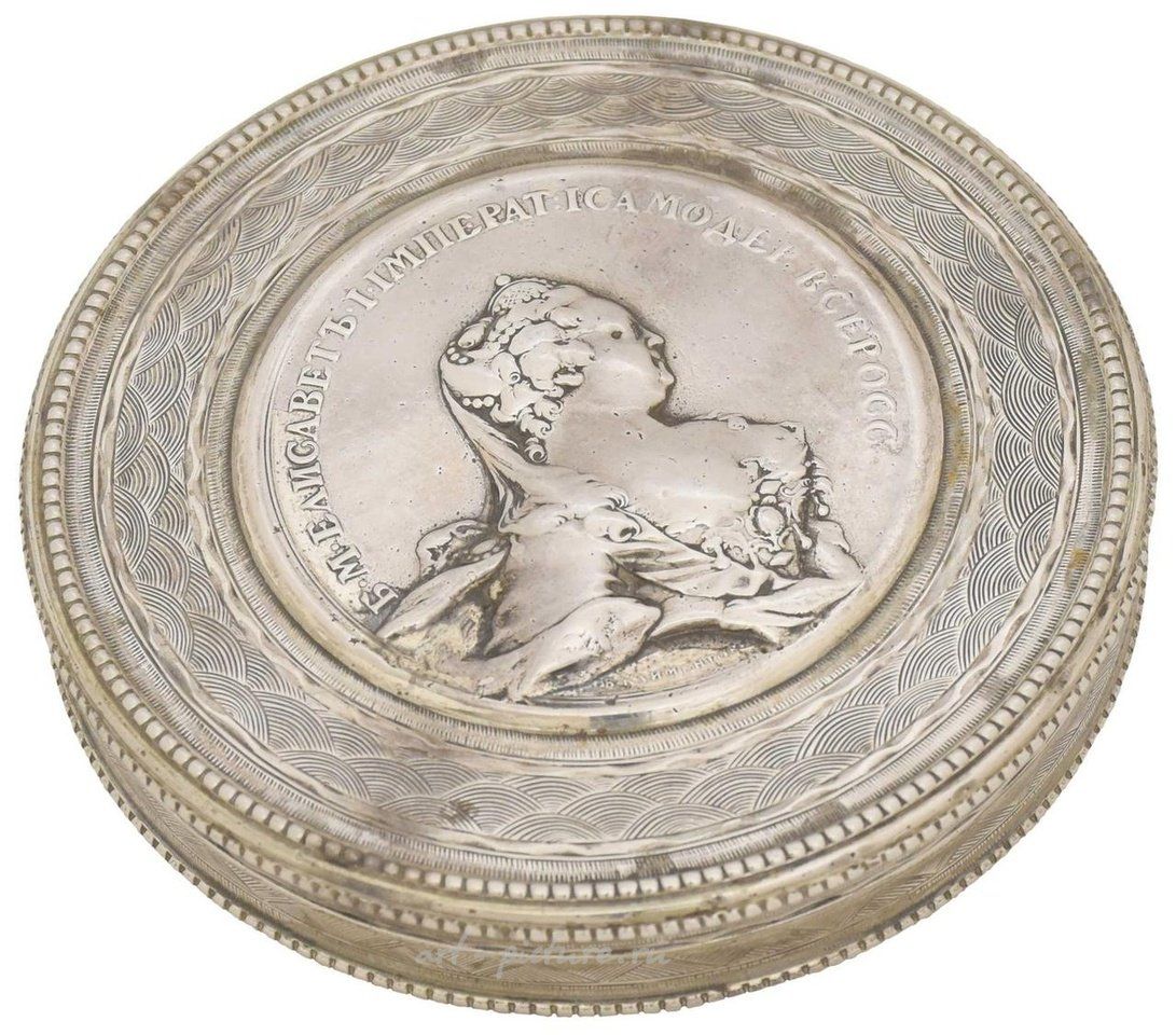 Русское серебро , Серебряная русская табакерка с отпечатками медали "В память о смерти императрицы Елизаветы I Российской"