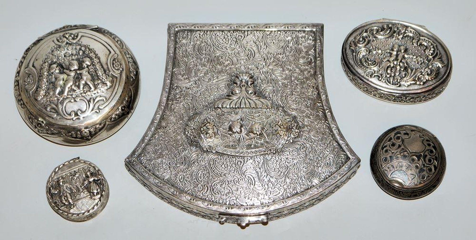 Русское серебро , Пять ювелирных шкатулок, сделанных около 1900 года
