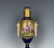 Фарфоровая ваза Роял Виена 19 века: высота 9 дюймов, оценка 400-500 долларов.