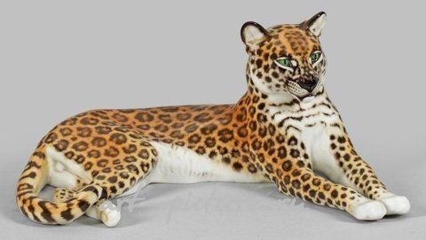 Ранняя работа искусства нового времени - фарфоровая фигура лежащего леопарда