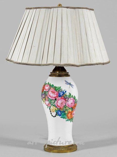 Ранняя 20-вековая фарфоровая настольная лампа, полихромно окрашенная с цветочным фризом по мотивам дизайна Й