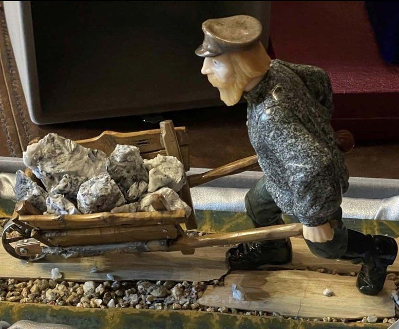 Авторская скульптура из камня «Горнорабочий», уральская школа объемной мозаики