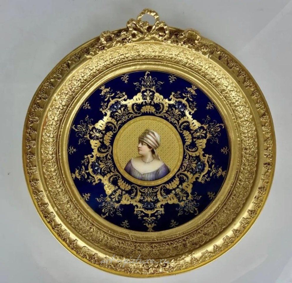 Royal Vienna Porcelain , A PAIR OF FRAMED ROYAL VIENNA STYLE PORTRAIT PLATES