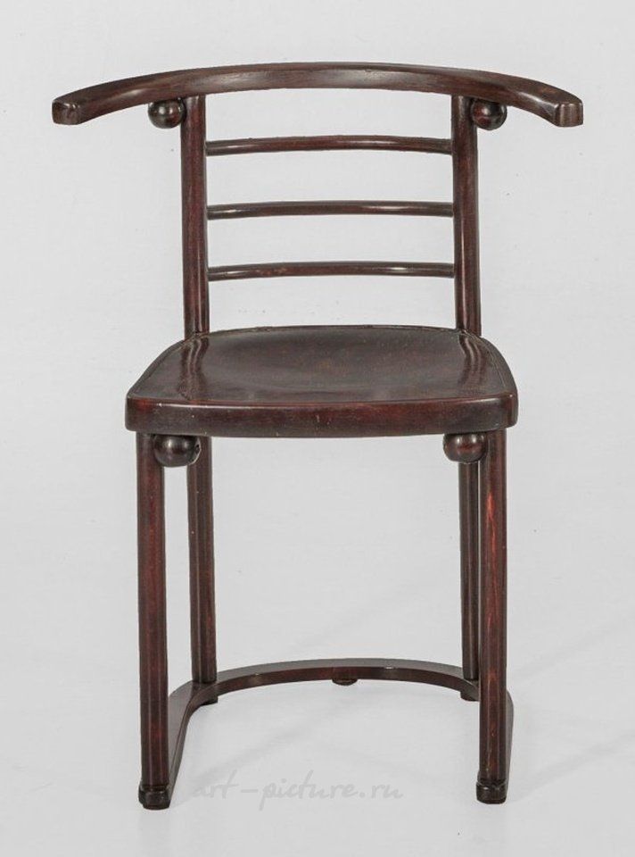 Bugholzstuhl nach einem Entwurf von Josef Hoffmann
This exquisite piece is a Bugholzstuhl, or bentwood chair, designed by the renowned Josef Hoffmann. Hoffmann, a prominent figure in the Viennese Secession movement, was known for his innovative and