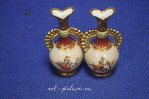 维也纳皇家瓷器, 一对签名为瓦格纳的皇家维也纳柜式花瓶，装饰精美。