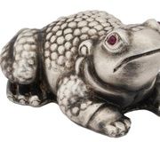 Серебряная фигурка лягушки с глазами из граната