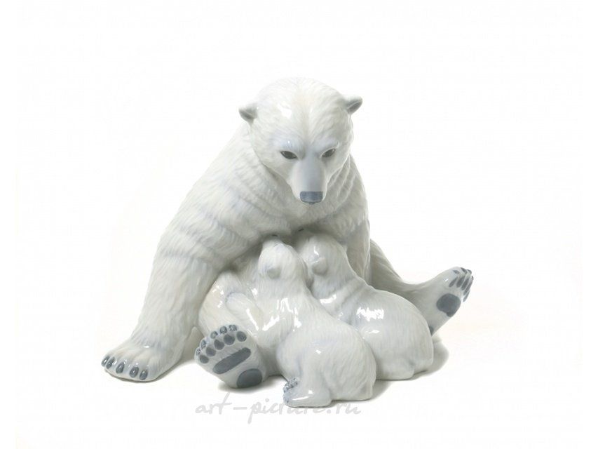 Фарфоровая статуэтка "Белая полярная медведица с двумя медвежатами"  Royal Copenhagen