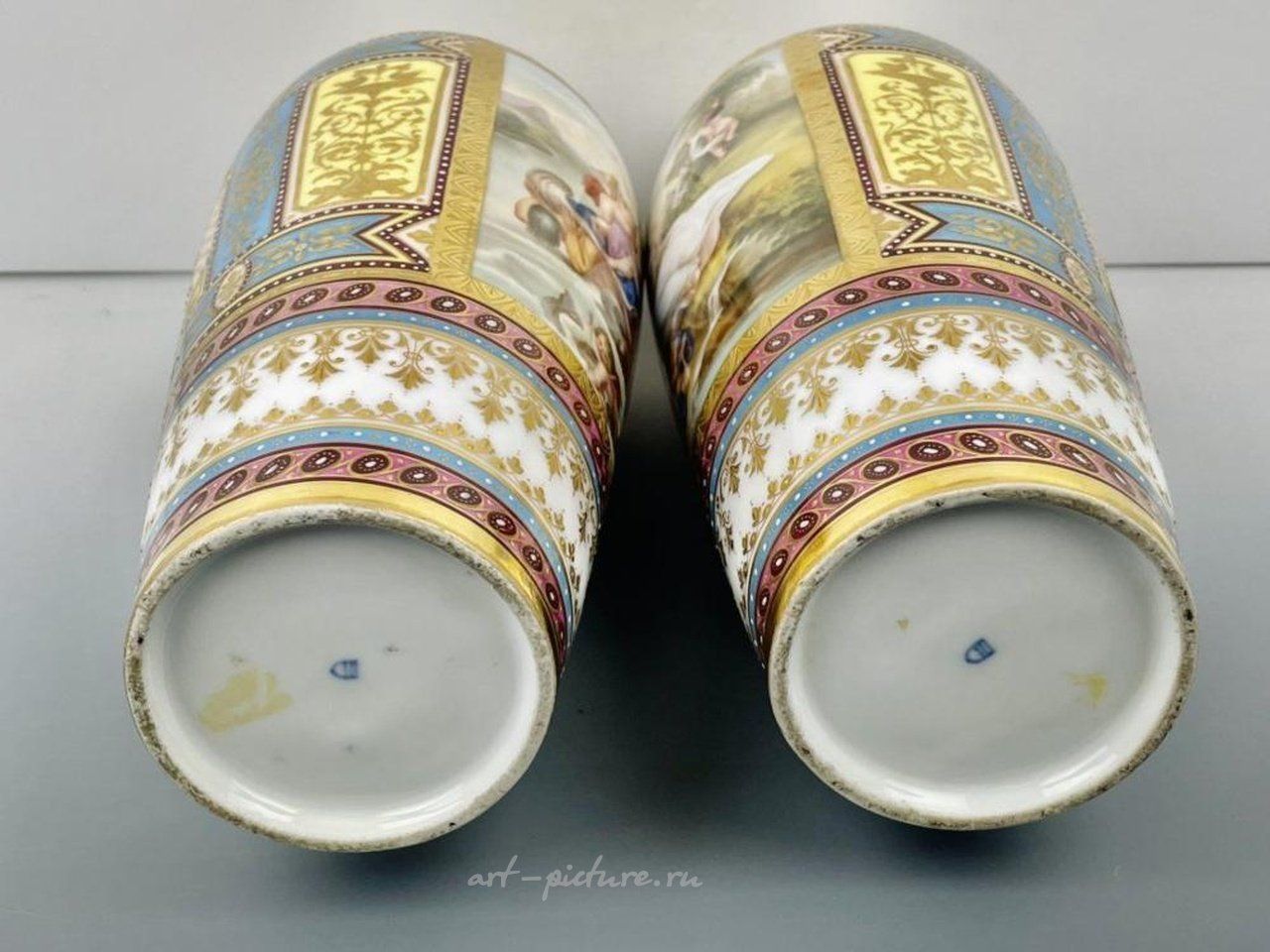 Royal Vienna , Фарфоровая ваза "Арт-нуво" из Вены, 1900 год, 14 дюймов, $3,000-4,000.