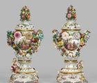 купить Великолепные монументальные вазы Майссен с сценами Ватто и цветочными украшениями