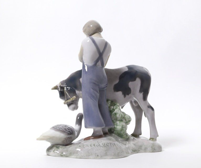 Девушка с коровой и гусем. Дания, г. Копенгаген, Bing & Grondahl