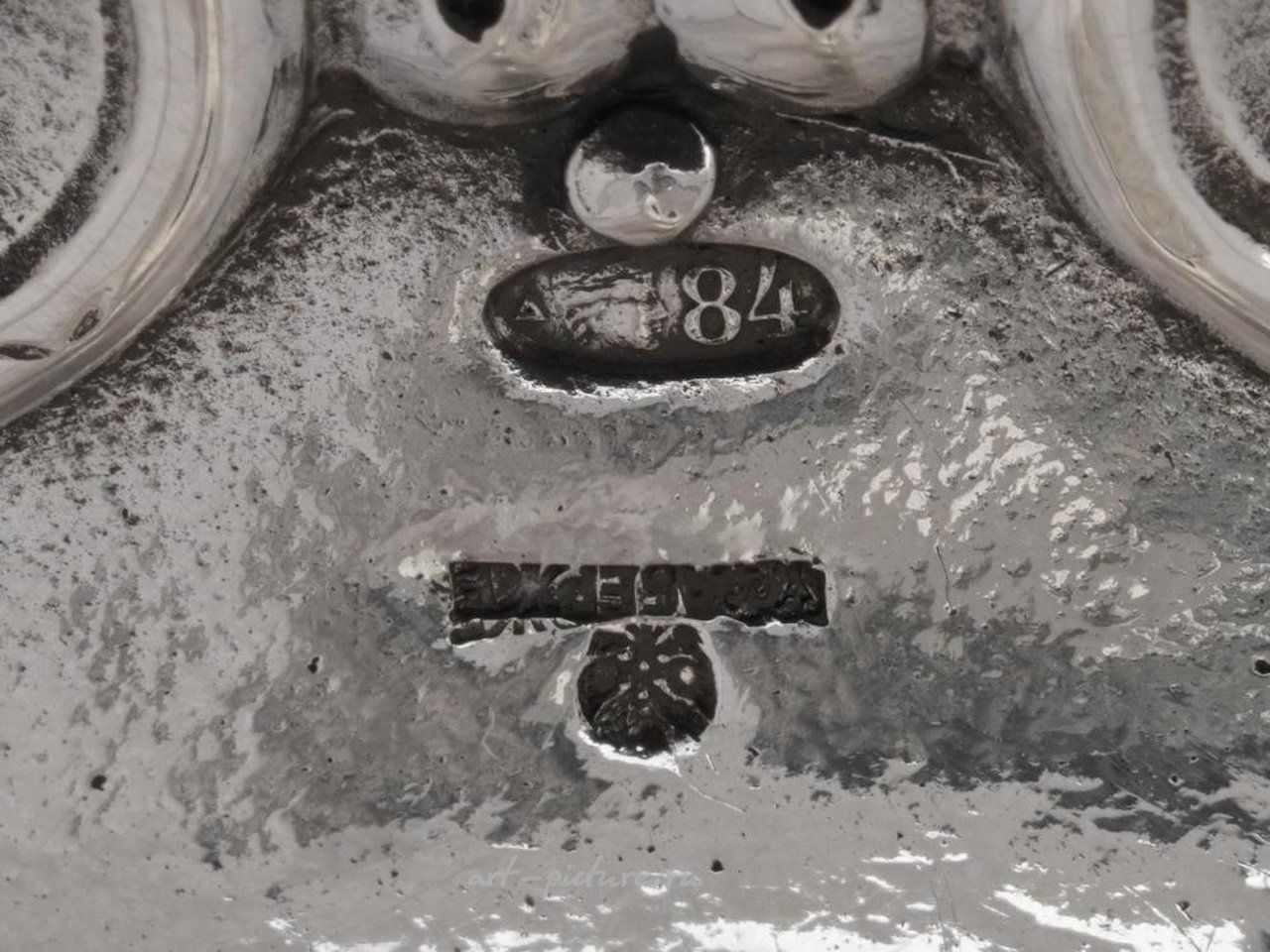 俄罗斯银 , 俄罗斯银质管状花瓶，带有浮雕图案