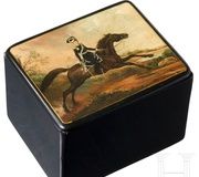 Редкая русская коробка из папье-маше и лака с гусаром на коне...