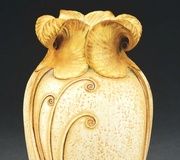 Фарфоровая ваза с цветочным узором, разработанная П. Дакселем и Э. Вальлисом (1911 год)