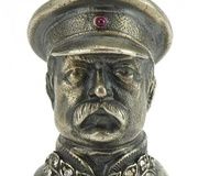 Серебряная печатка на столе в форме русского офицера в форме...