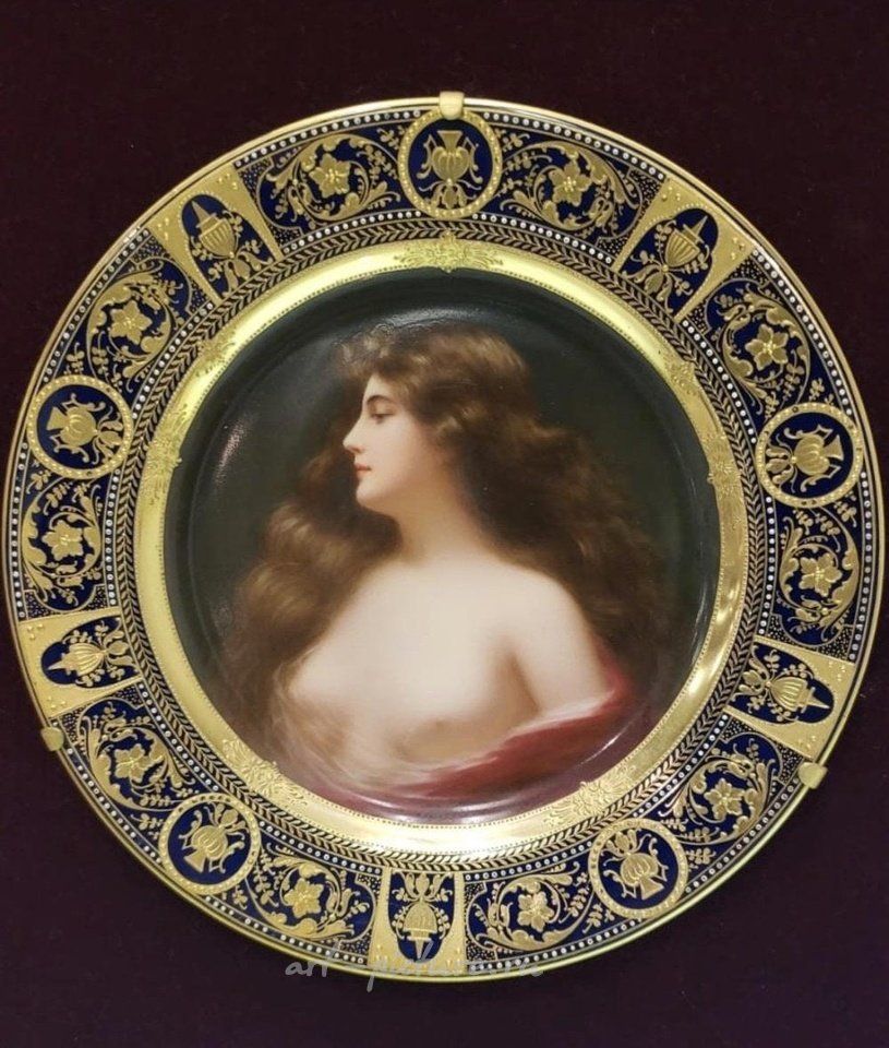 Royal Vienna , Фарфоровая тарелка с портретом от Royal Vienna, около 1900 года, в отличном состоянии.