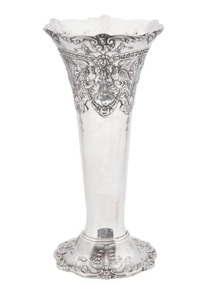 俄罗斯银 , 俄罗斯银质管状花瓶，带有浮雕图案