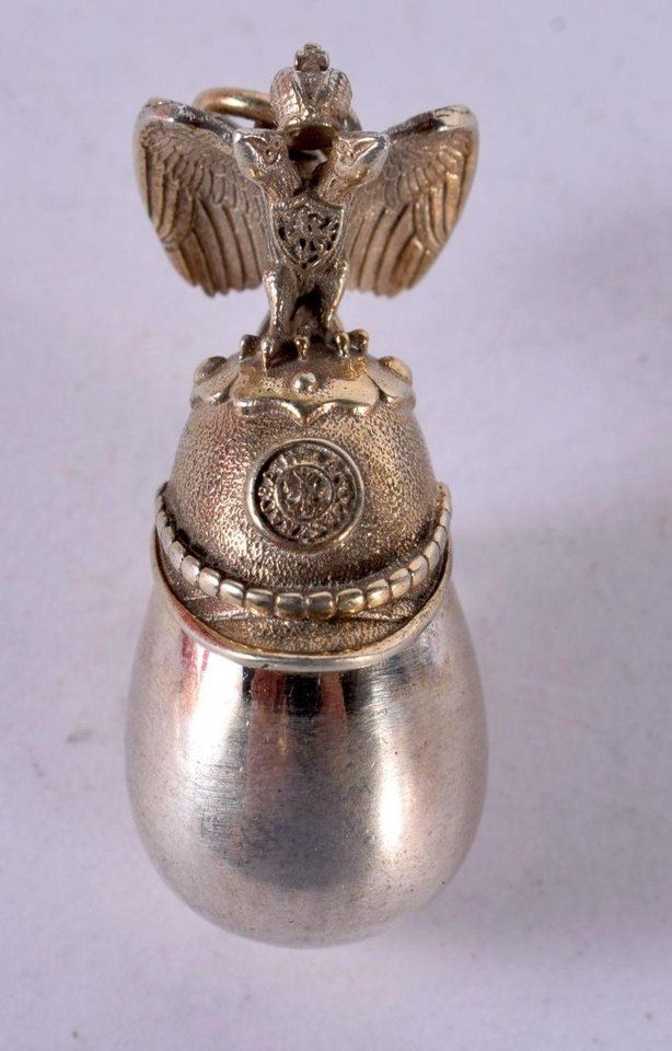 Русское серебро , Серебряное яичко-подвеска с орлом, сидящим на зажиме шлема...