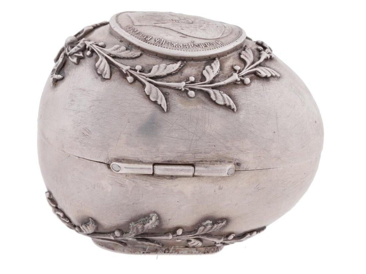 Русское серебро , Русская серебряная коробка в форме яйца
