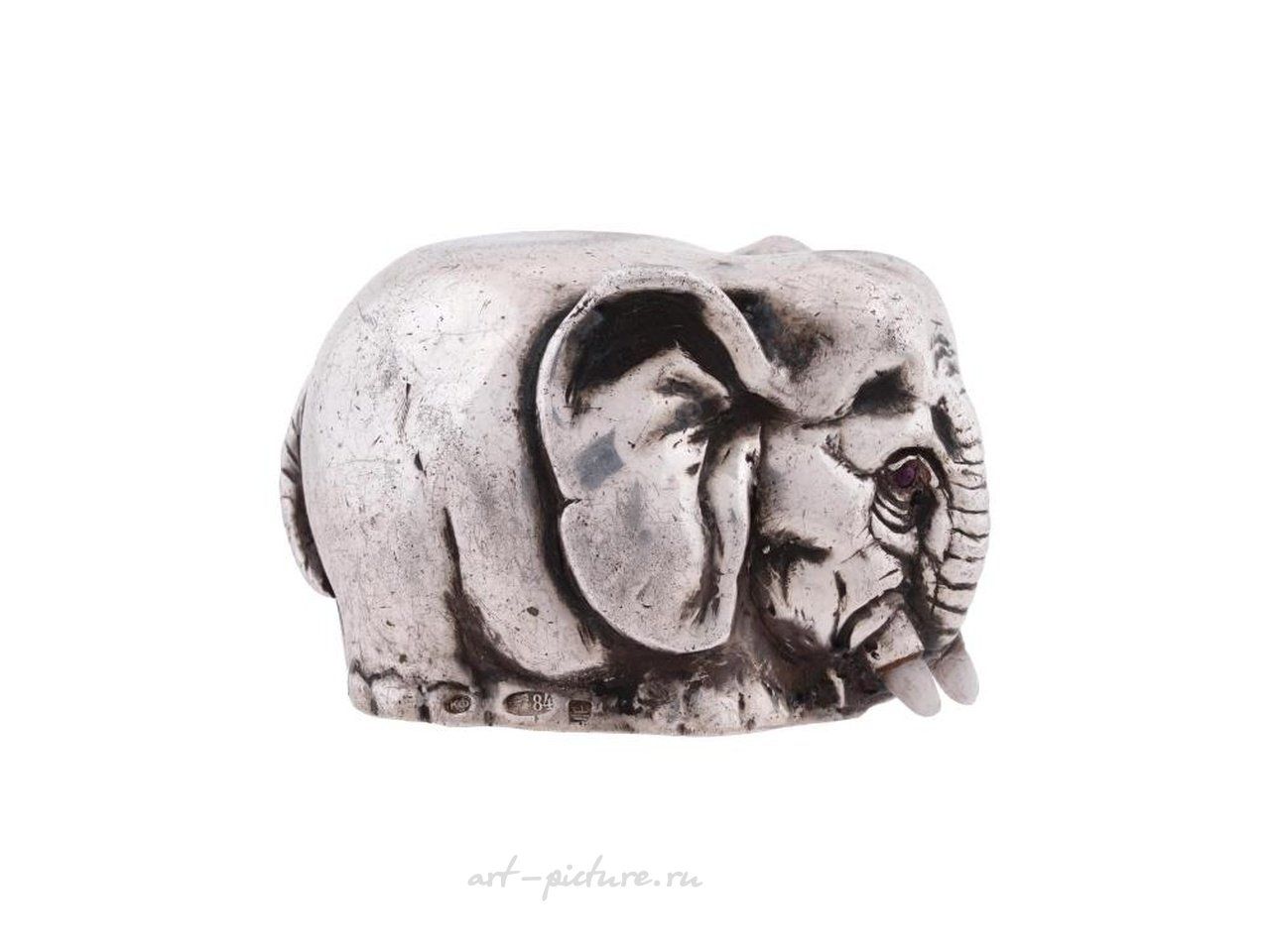 Русское серебро , Фигурная чашечка для стремени из русского серебра, изображающая слона.